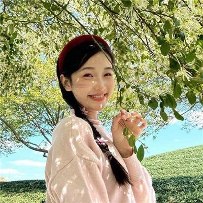 穿条纹衣的男孩